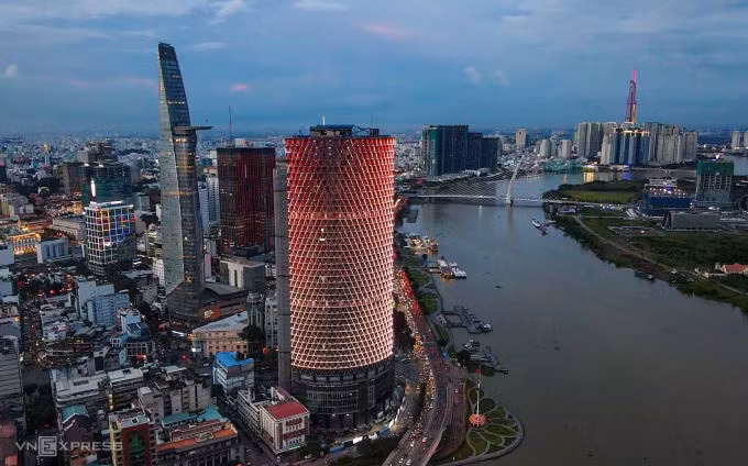 Nằm bên bờ sông Sài Gòn, tòa nhà Saigon One Tower (màu hồng) là một trong hàng nghìn bất động sản của Vạn Thịnh Phát đã bị kê biên để đảm bảo thi hành án. Ảnh: Quỳnh Trần