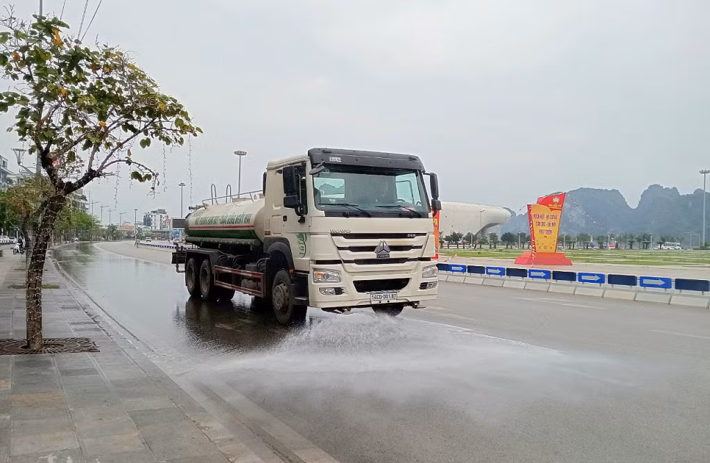 Xe rửa đường hoạt động định kỳ trên tất cả các tuyến phố chính của Hạ Long.