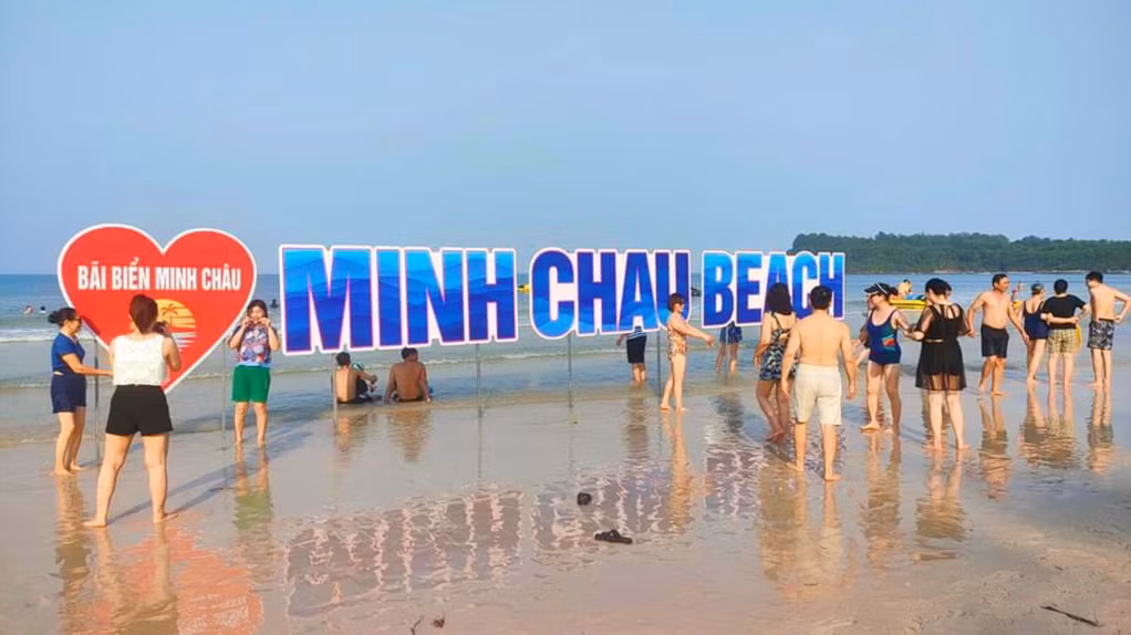 Tại các Bãi biển trên địa bàn tỉnh đều ghi nhận rất đông du khách tới tắm biển và sử dụng dịch vụ.