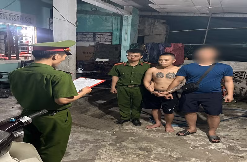 Công an thị xã Ba Đồn, Công an Quảng Bình đọc lệnh khám xét chỗ ở nơi đối tượng Trần Thanh Hải cất giấu 192 viên ma tuý tổng hợp.
