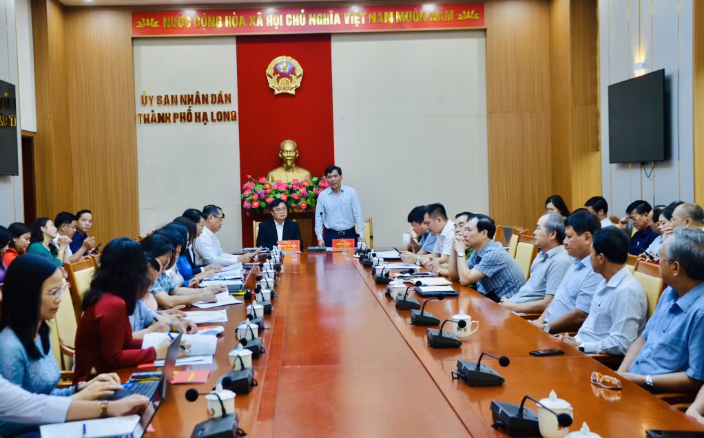Đồng chí Nguyễn Tiến Dũng, Chủ tịch UBND TP Hạ Long đã chia sẻ thẳng thắn, làm rõ hơn những vấn đề mà đoàn quan tâm.