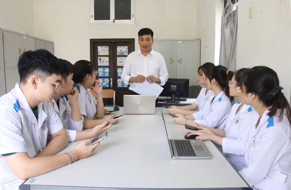 CLB truyền thông của Đoàn Thanh niên Trường Cao đẳng Y tế Quảng Ninh họp bàn xây dựng nội dung tuyên truyền trên các trang mạng xã hội của nhà trường.