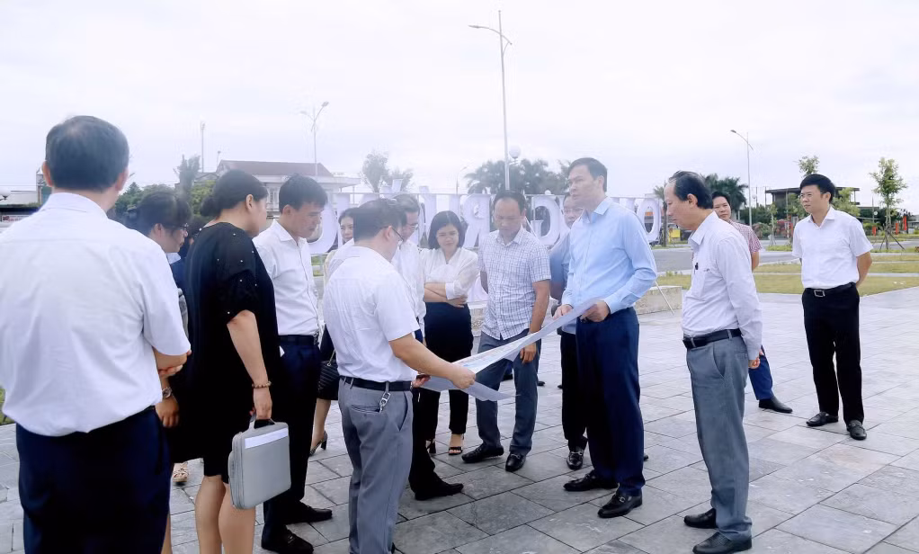 Đoàn công tác của Bộ Xây dựng kiểm tra, rà soát tiêu chí phân loại đô thị loại III TX Đông Triều. Ảnh: Lê Đại (CTV)