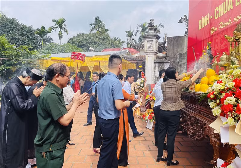 Người dân, du khách dâng hương tại di tích Đình - chùa Lạc Thanh (phường Yên Thanh, TP Uông Bí). Ảnh: CTV