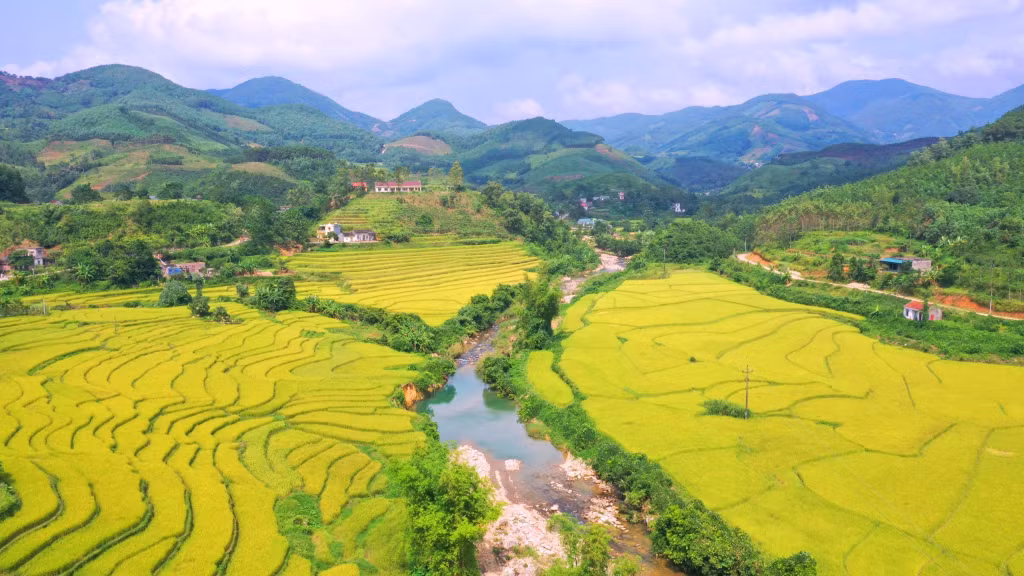 Phong cảnh thiên nhiên đặc sắc của huyện đem lại nguồn cảm hứng sáng tác cho các văn nghệ sĩ.
