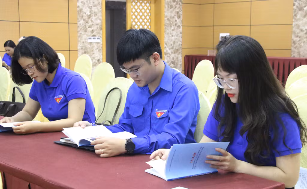 ĐVTN nghiên cứu cuốn tài liệu Giáo dục lý luận chính trị dành cho thanh niên Quảng Ninh.