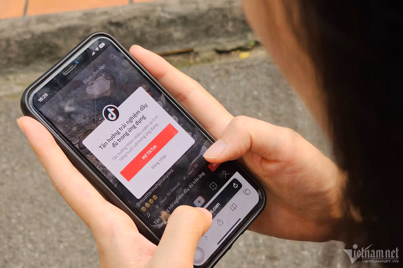 TikTok là một trong những mạng xã hội có nhiều người sử dụng nhất Việt Nam. Ảnh: Trọng Đạt