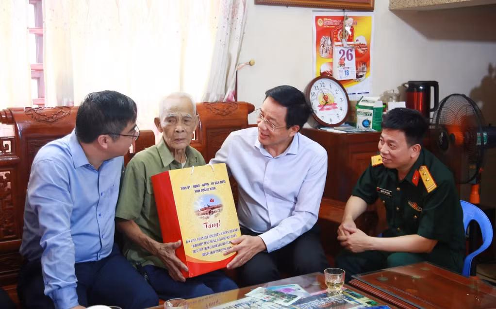 Đồng chí Nguyễn Văn Hồi, Ủy viên BTV, Trưởng Ban Dân vận Tỉnh ủy tặng quà ông Đinh Văn Trực, trú tại phố Tam Thịnh, thị trấn Tiên Yên - Chiến sỹ Điện Biên.