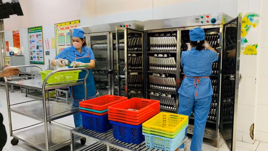 Khay và bát ăn của trẻ tại trường Mầm non Cao Thắng ( TP Hạ Long) được hấp sấy, khử khuẩn.