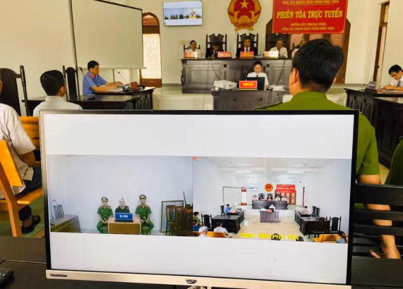 Phiên tòa hình sự sơ thẩm bằng hình thức trực tuyến.