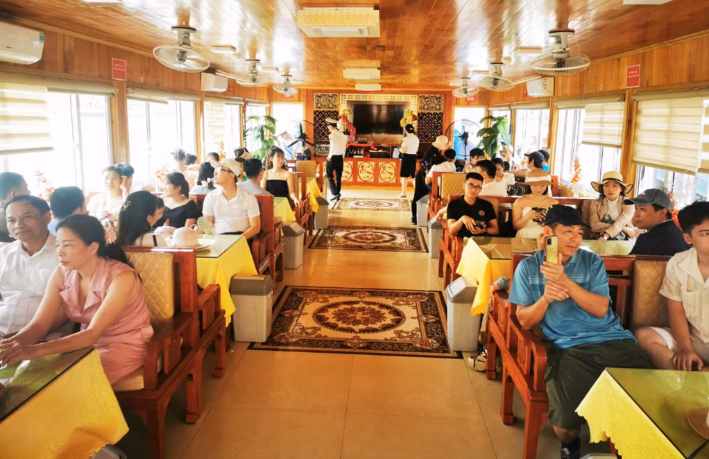 Du khách trên tàu đi tham quan vịnh Hạ Long.