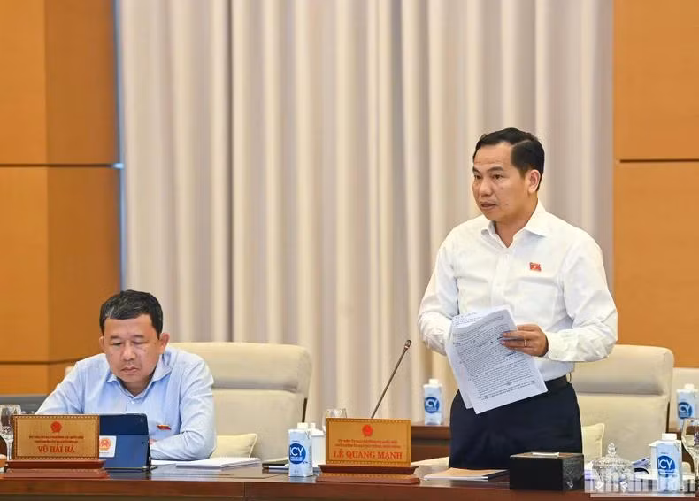 Chủ nhiệm Ủy ban Tài chính - Ngân sách của Quốc hội Lê Quang Mạnh trình bày báo cáo thẩm tra dự án Luật. (Ảnh: DUY LINH)