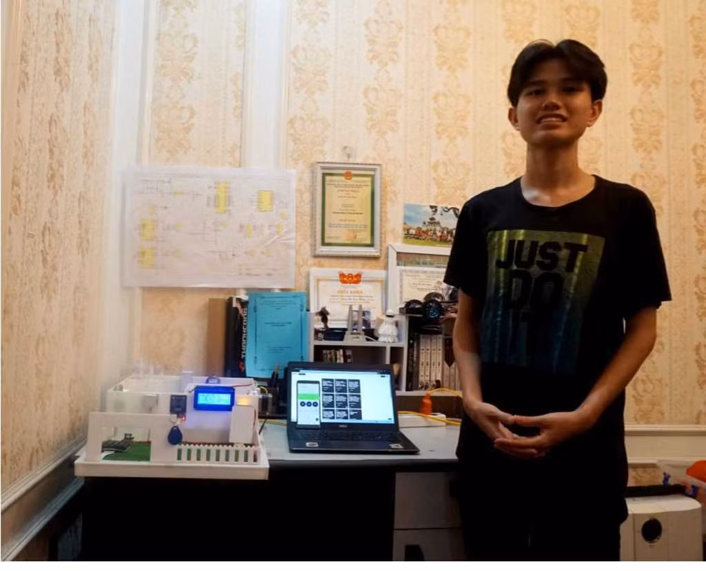 Đặng Bá Duy Hưng, học sinh Trường THPT Hòn Gai (TP Hạ Long) với mô hình "Nhà thông minh". (Ảnh nhân vật cung cấp)