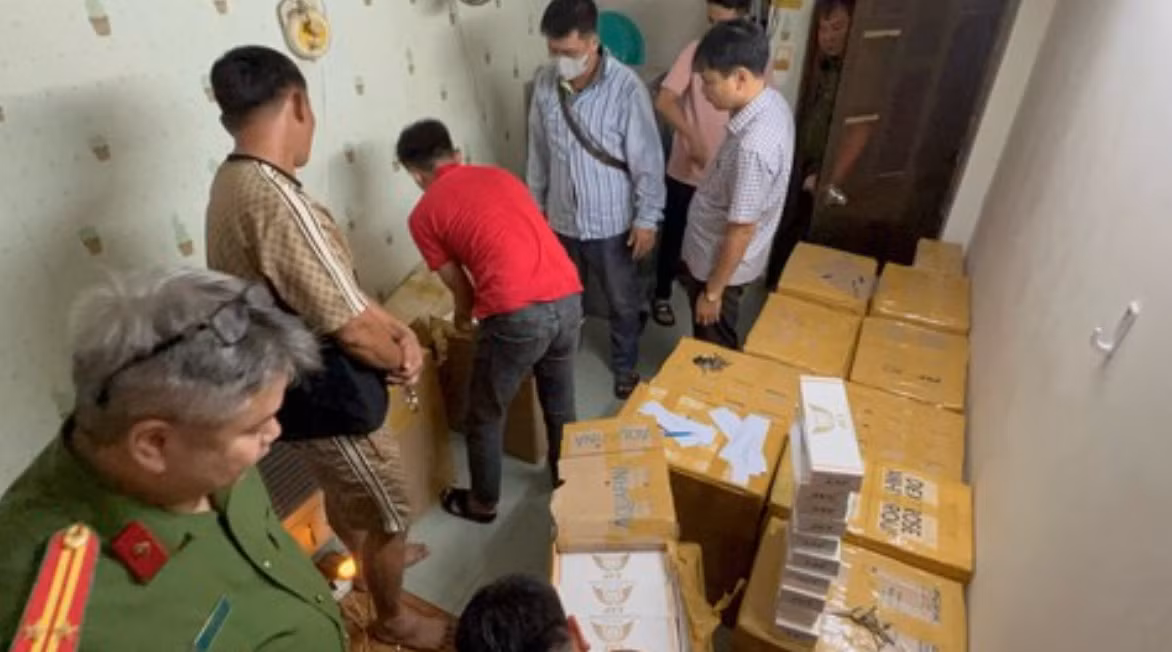 Khám xét nơi để thuốc lá lậu của các đối tượng buôn lậu. Ảnh: Công an cung cấp.