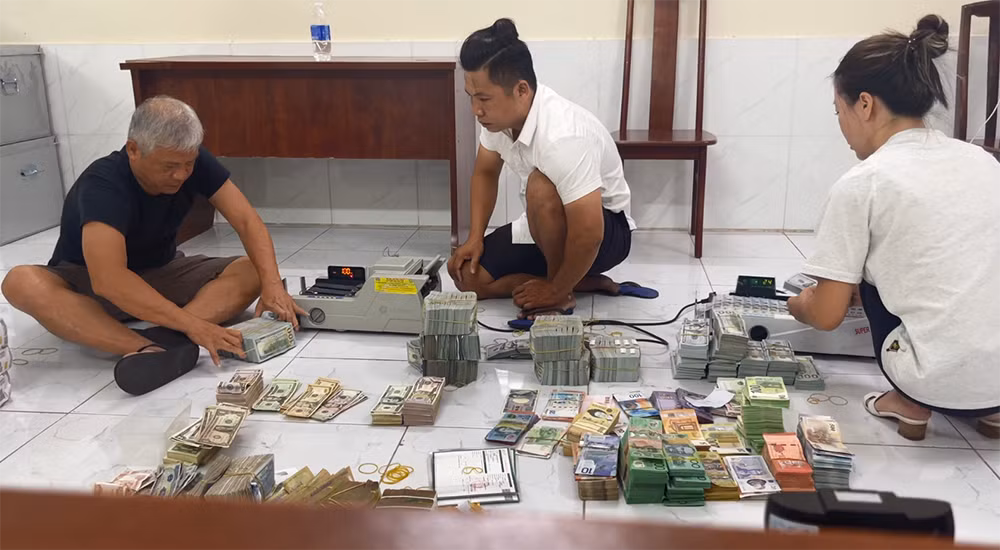 Khám xét, thu giữ lượng lớn ngoại tệ các loại từ tiệm vàng Đức Long. Ảnh: CACC