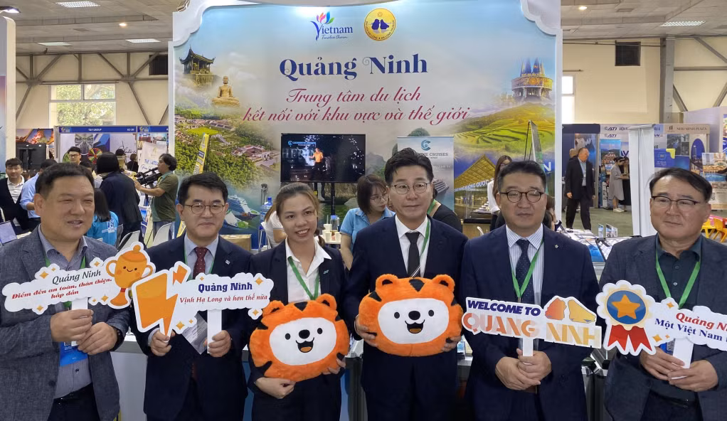 Các doanh nghiệp Hàn Quốc tìm hiểu về sản phẩm du lịch Quảng Ninh. Ảnh: Trung tâm TTXTDL (Sở Du lịch Quảng Ninh)