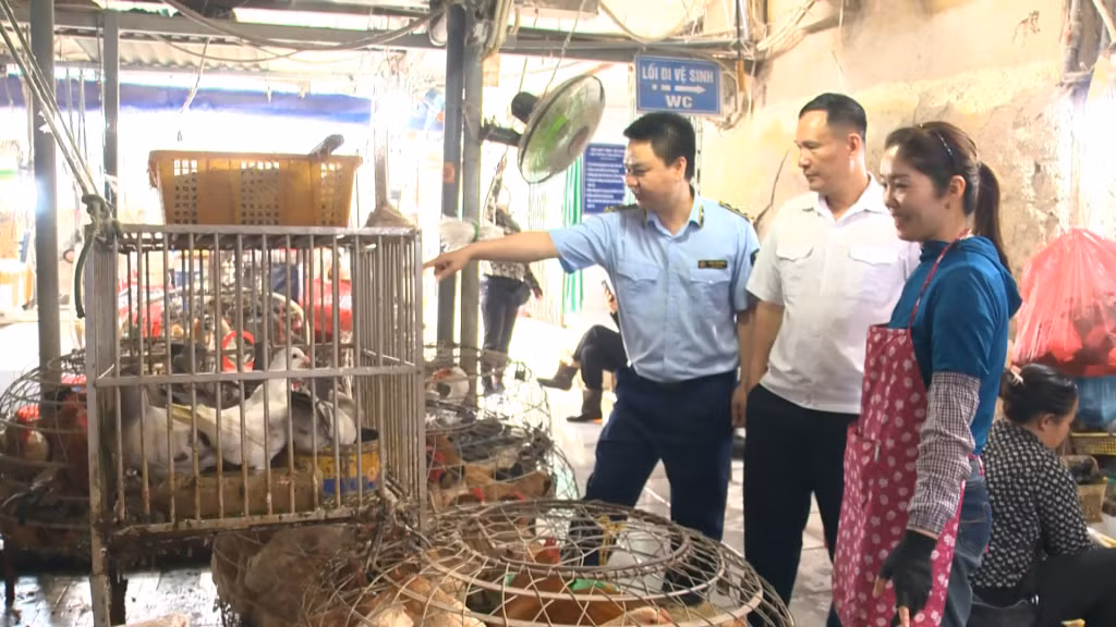 Lực lượng chức năng tăng cường tuyên truyền về cúm gia cầm cho tiểu thương tại chợ Móng Cái III (TP Móng Cái).