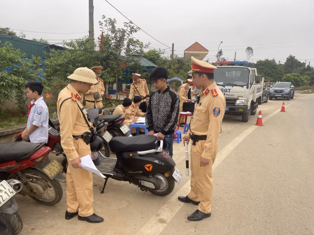 Đội CSGT Công an TP Móng Cái phối hợp với đội 3 &nbsp;Phòng CSGT Công an Tỉnh Quảng Ninh xử lý học sinh &nbsp;vi phạm Luật giao thông tại xã Bắc Sơn.