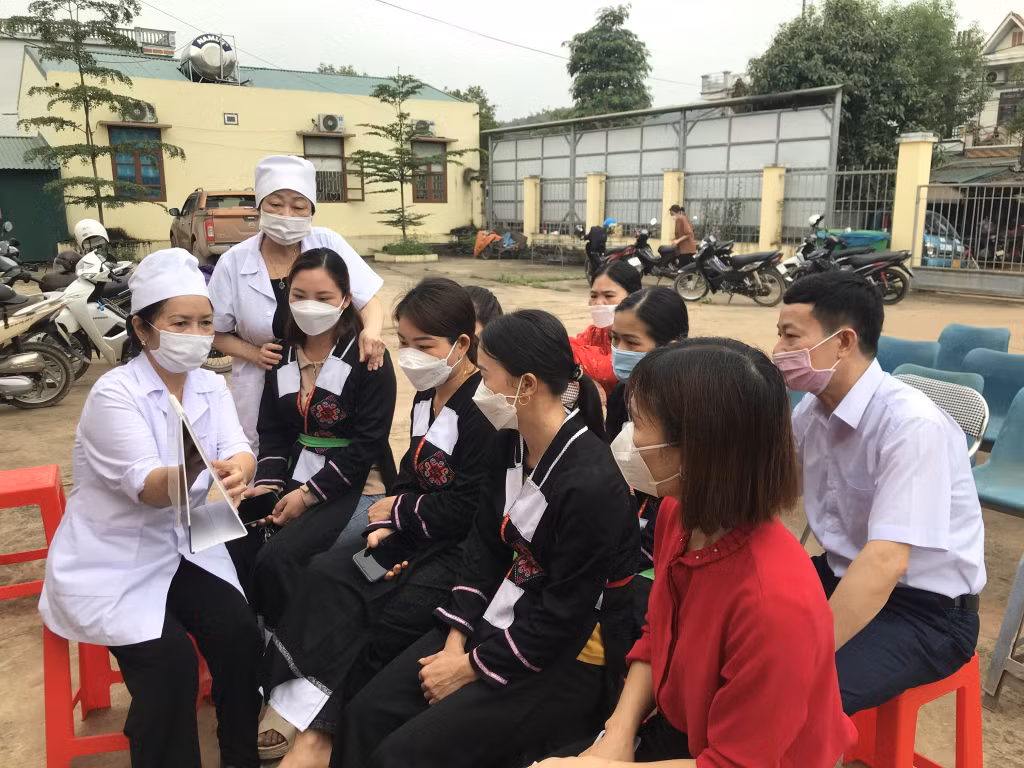 Cán bộ Hội KHHGĐ tỉnh cung cấp cho phụ nữ xã Thanh Lâm (huyện Ba Chẽ) kiến thức làm mẹ an toàn, bình đẳng giới.