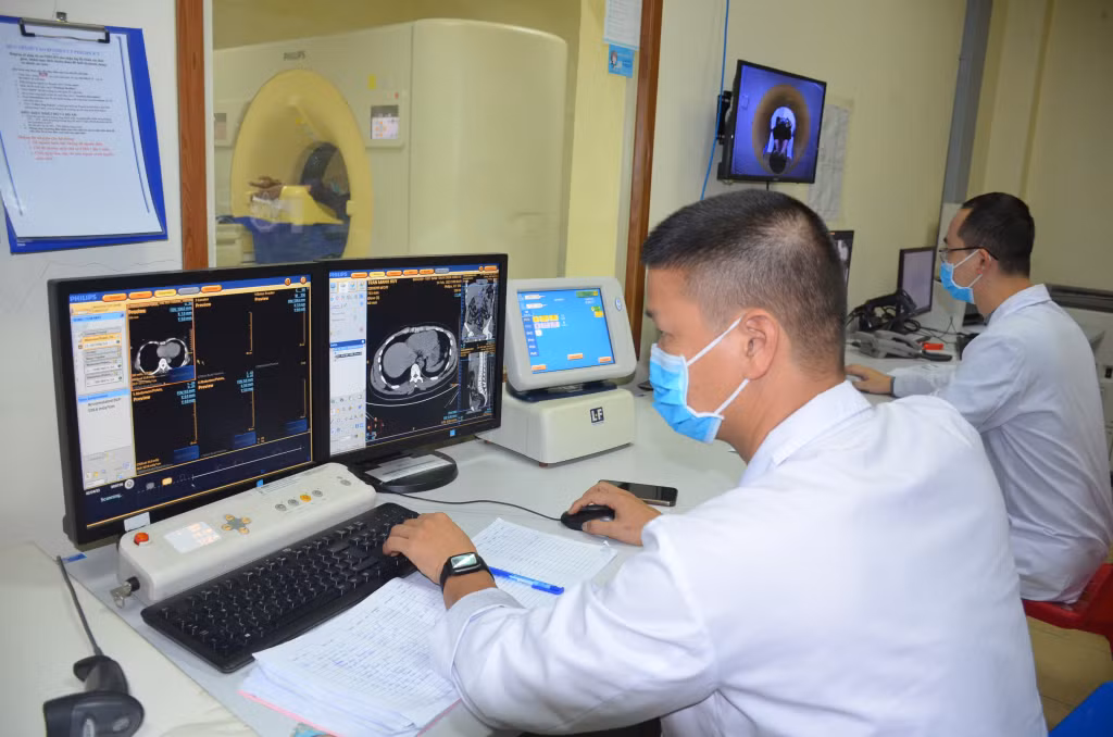 Kỹ thuật viên Khoa Chẩn đoán hình ảnh (Bệnh viện Việt Nam - Thụy Điển Uông Bí) thực hiện chụp cắt lớp vi tính cho người bệnh.