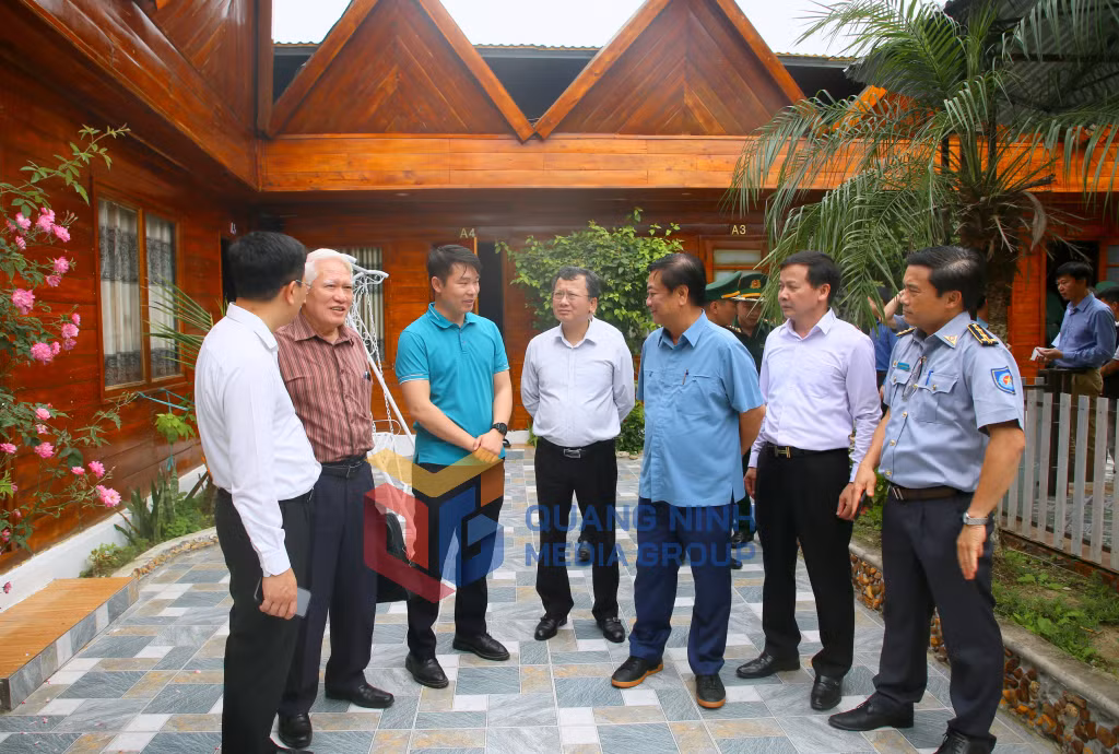 Bộ trưởng Bộ NN&amp;PTNT Lê Minh Hoan cùng các đại biểu tới thăm một số mô hình dịch vụ du lịch trên địa bàn huyện Cô Tô.