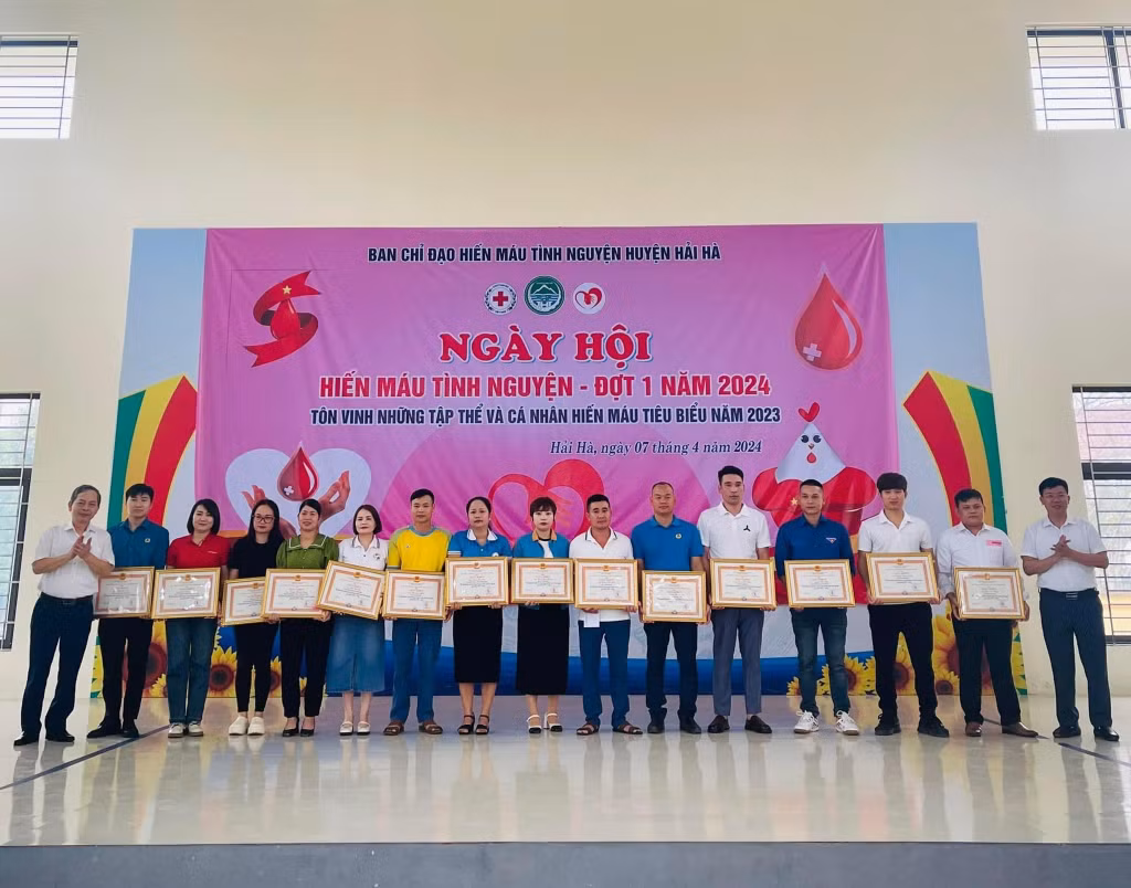 UBND huyện Hải Hà tôn vinh, khen thưởng cho các tập thể, cá nhân có thành tích xuất sắc trong hiến máu tình nguyện giai đoạn 2021 - 2023.