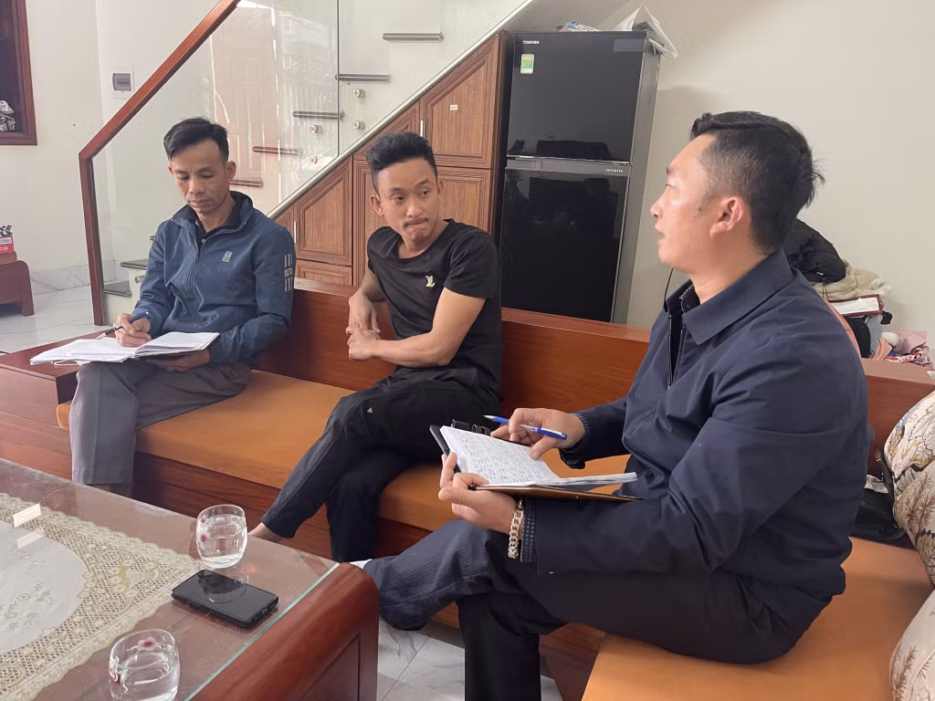 Cán bộ Bộ phận một cửa và trả kết quả hiện đại phường Yên Giang (TX Quảng Yên) hướng dẫn người dân sử dụng cổng dịch vụ công trực tuyến.