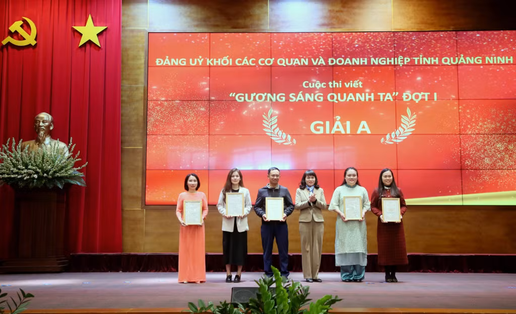 Các tác giả đạt giải A cuộc thi viết "Gương sáng quanh ta" đợt I.