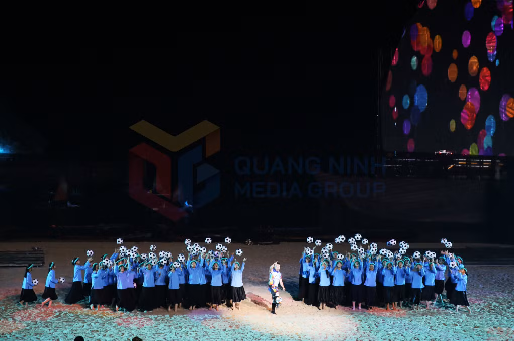 Nét đẹp khỏe khoắn, duyên dáng cùng hình tượng trái bóng tròn của phụ nữ dân tộc Sán Chỉ.