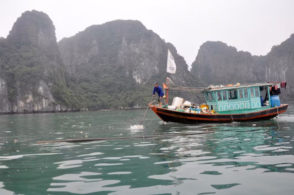 Thu gom rác trôi nổi trên Vịnh Hạ Long.