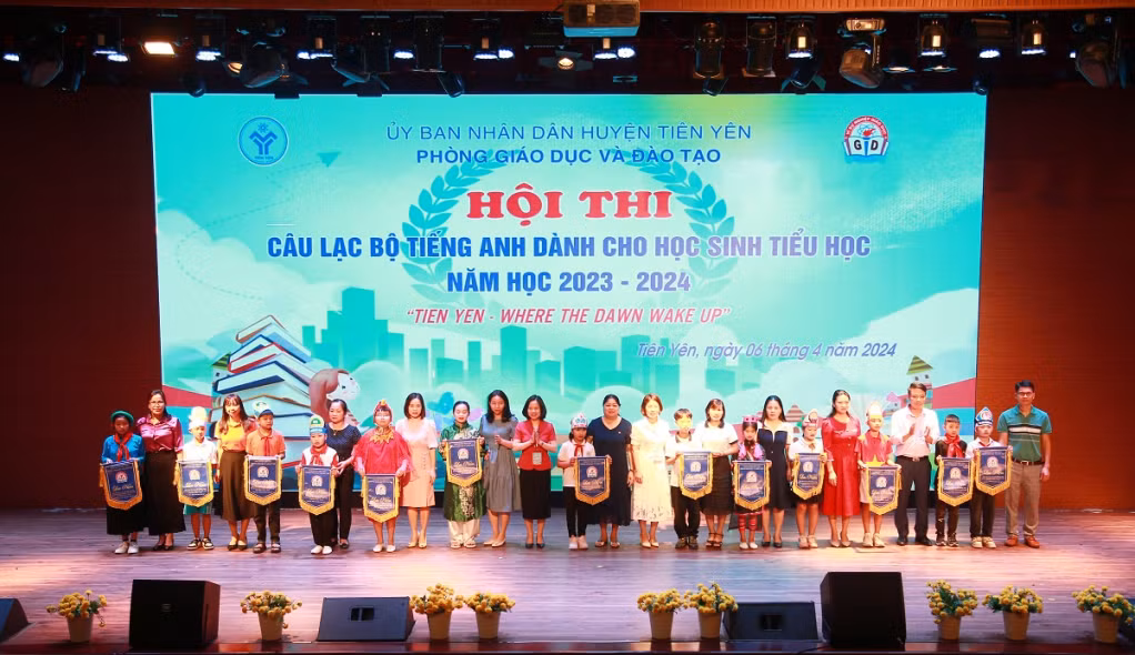 Ban Tổ chức trao cờ lưu niệm cho các đội tham gia Hội thi.