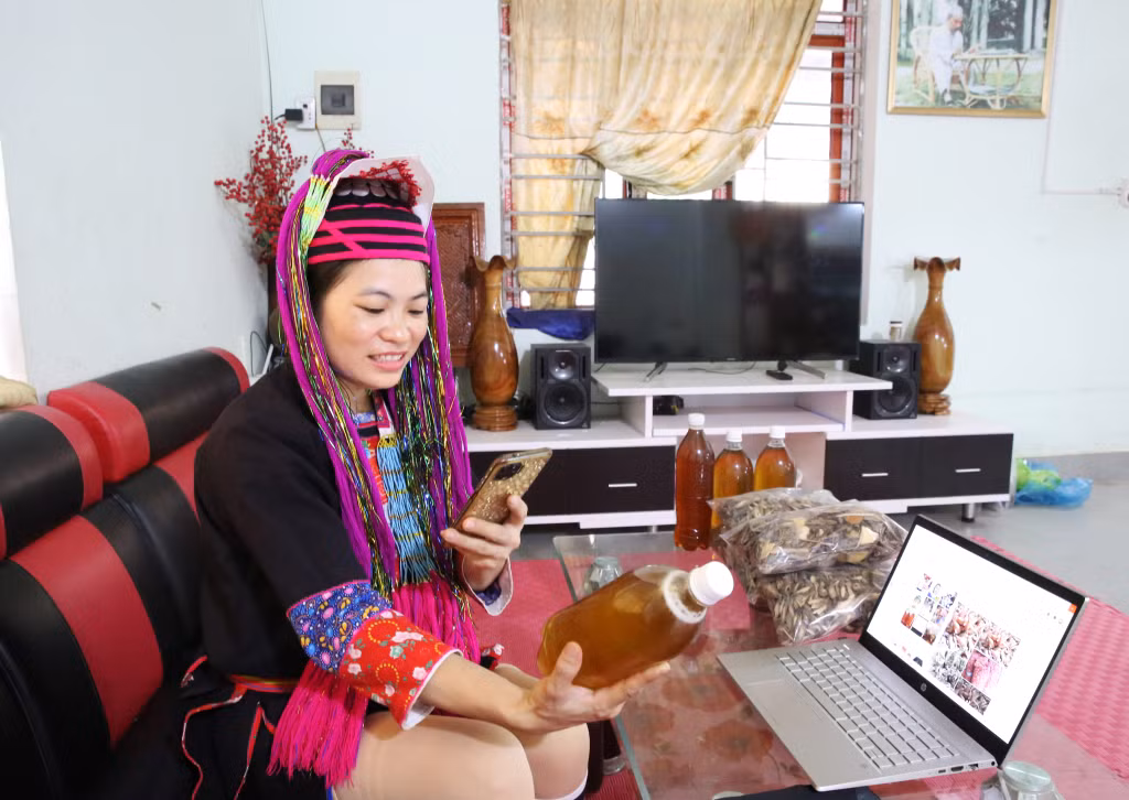 Người dân tại bản Quảng Mới, xã Quảng Sơn (huyện Hải Hà) chụp hình sản phẩm để đăng trên trang mạng.
