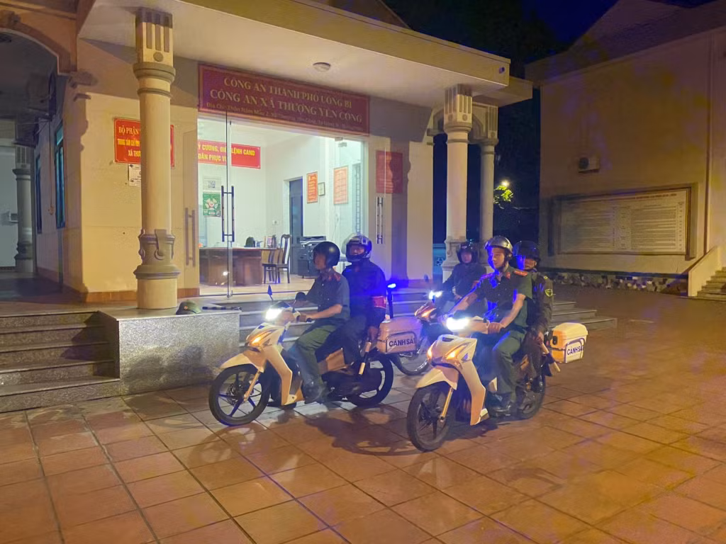 Công an xã Thượng Yên Công phối hợp với Đội CSGT-TT (Công an TP Uông Bí) tuần tra kiểm soát đảm bảo TTATGT.