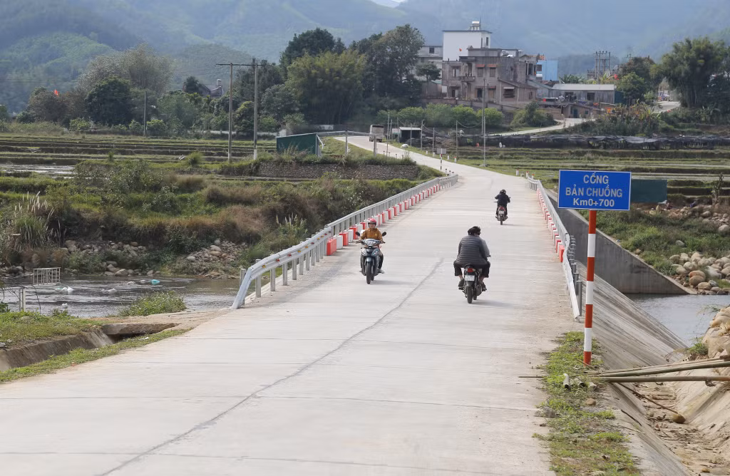 Đường giao thông và đường tràn nối bản Chuồng với thôn Nà Mộc (xã Lục Hồn, huyện Bình Liêu) được đầu tư mở rộng khang trang.