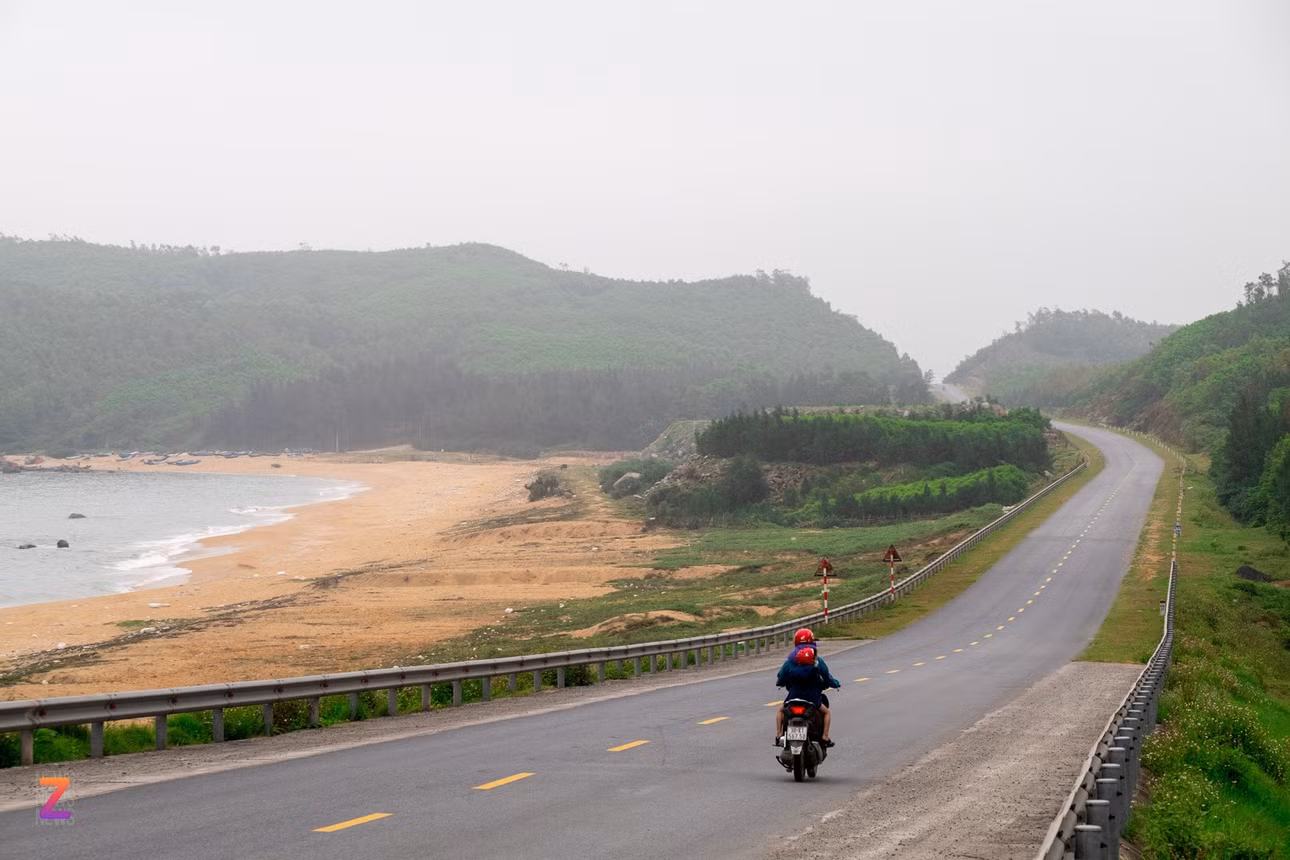 Cảnh sắc bờ biển đan xen đồi núi.