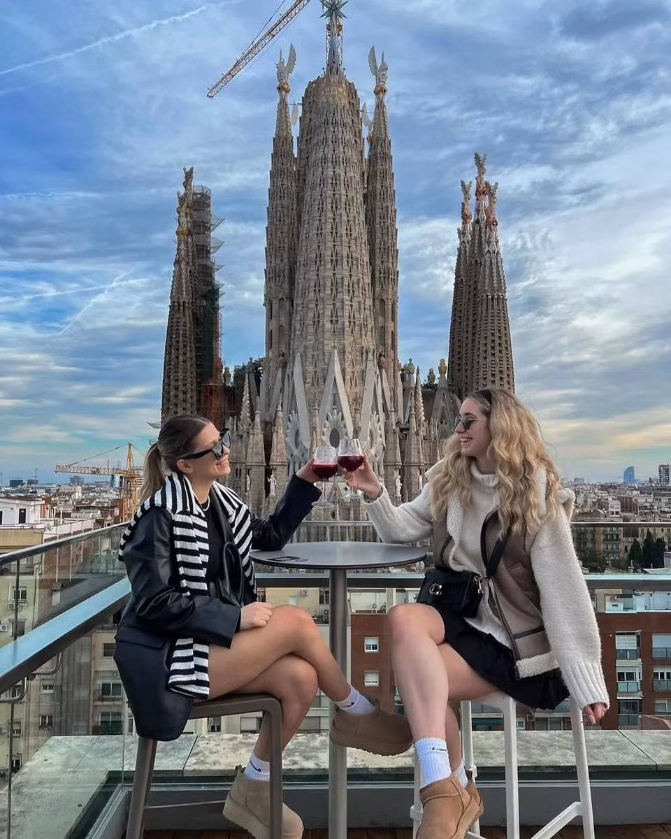 Gần đây, thành phố Barcelona (Tây Ban Nha) quyết định tăng thuế với việc đặt phòng trong các khách sạn 5 sao, bắt đầu từ tháng 4. Do đó, du khách có thể sẽ phải chi trả thêm 49 USD trong suốt một kỳ nghỉ kéo dài 7 đêm. Ảnh: @girltripvibes, @fer_agui.