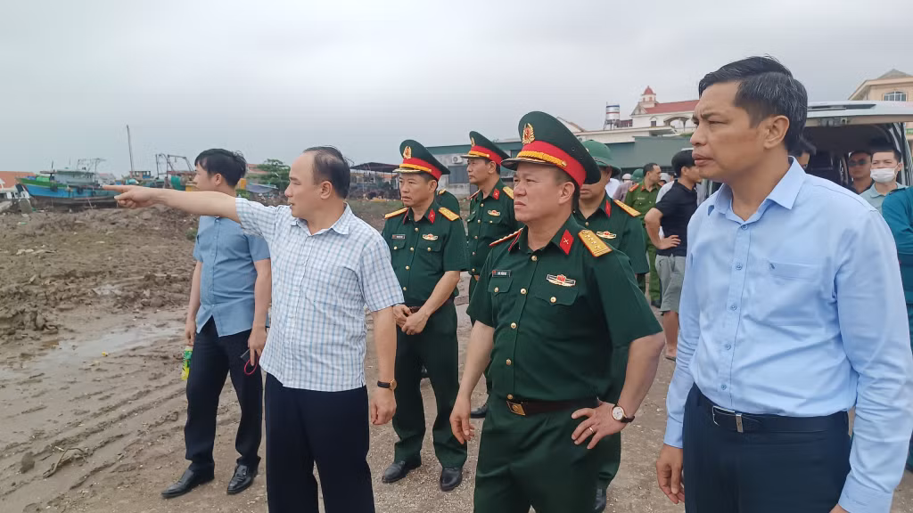 Đồng chí Vũ Văn Diện, Phó Chủ tịch Thường trực UBND tỉnh có mặt tại hiện trường để chỉ huy công tác tìm kiếm cứu nạn.