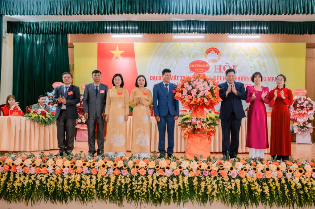 Lãnh đạo UB MTTQ tỉnh Quảng Ninh tặng hoa chúc mừng Đại hội điểm tại phường Đông Mai.