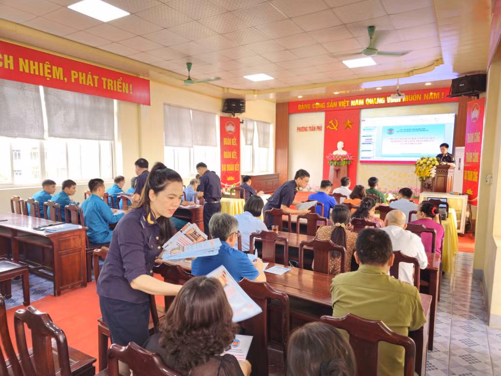 Phát tờ rơi tuyên truyền phổ biến pháp luật tại hội nghị