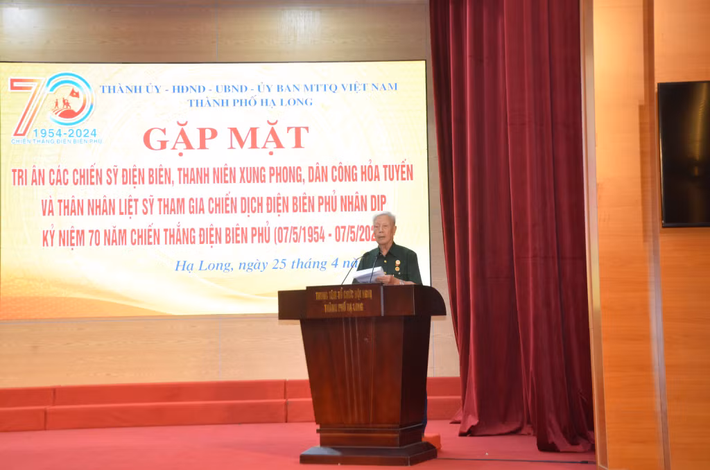 Ông Vũ Công Hồng, chiến sĩ dân công hỏa tuyến, người đã trực tiếp tham gia chiến đấu trong chiến dịch Điện Biên Phủ năm 1954 chia sẻ lại kỷ niệm những năm tháng chiến đấu đầy gian khổ, hiểm nguy, nhưng cũng rất đỗi hào hùng trong Chiến dịch Điện Biên Phủ.