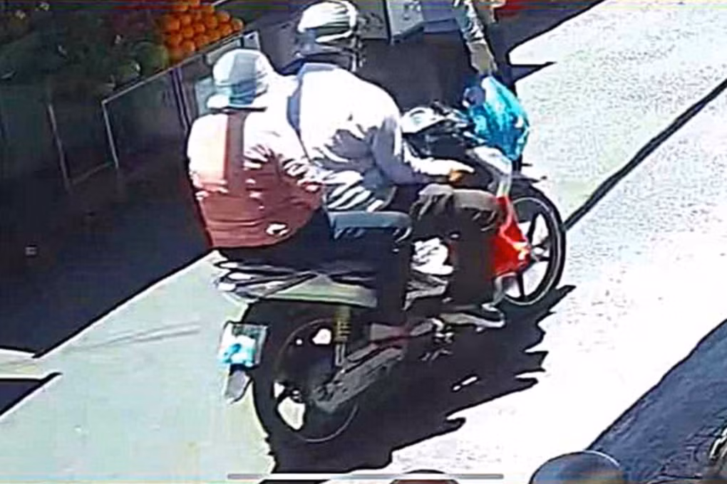 Truy xét hai kẻ gian trộm lắc vàng ở TP Phan Thiết (Ảnh: Cắt từ camera).