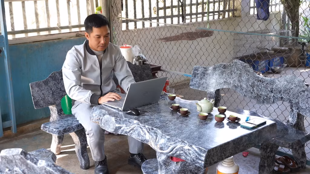 Anh Lê Văn Hiền (xã Tân Lập, huyện Đầm Hà) làm thủ tục đổi giấy phép lái xe trực tuyến.