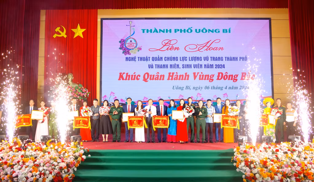 Ban Tổ chức chụp ảnh lưu niệm với các đoàn đạt thành tích xuất sắc tại liên hoan.