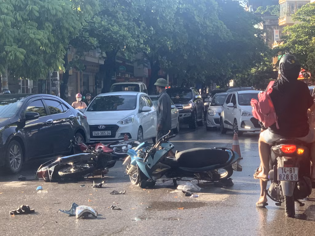 Một vụ TNGT liên quan tới xe mô tô trên tỉnh lộ 337 đoạn đi qua địa bàn phường Cao Xanh, TP Hạ Long.