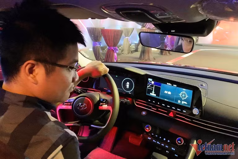 Nên giảm độ sáng của đèn trong xe và bảng điều khiển để đỡ mỏi mắt khi lái xe đường dài vào ban đêm (Ảnh: Hoàng Hiệp)