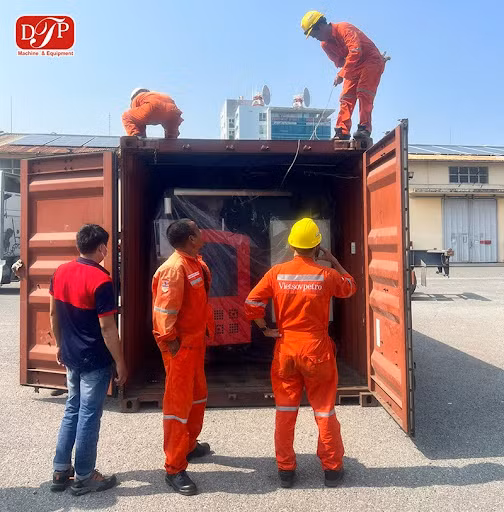 Bàn giao thiết bị cho khách hàng.
