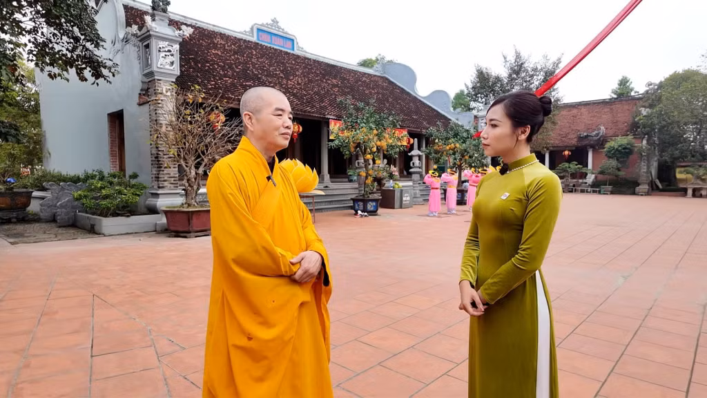 MC của chương trình ghi hình cùng nhân vật tại chùa Xuân Lan, TP Móng Cái.