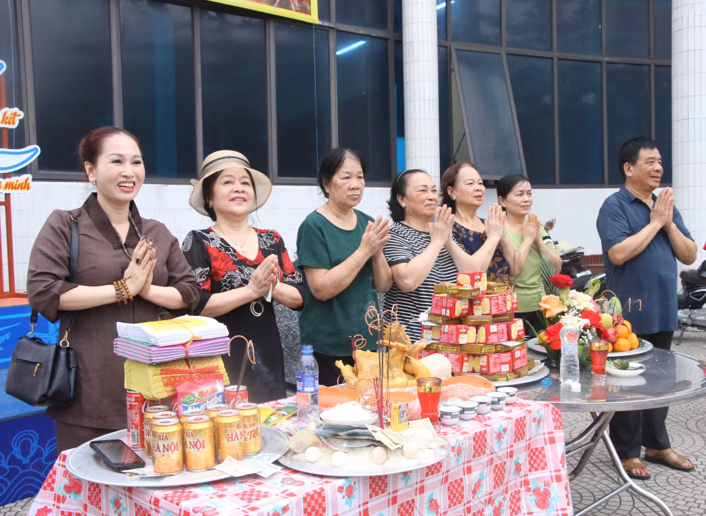 Nhân dân địa phương thành tâm làm lễ tại gia đình, khu phố để tưởng nhớ các vị anh hùng có công trong sự nghiệp chống giặc ngoại xâm, bảo vệ độc lập, chủ quyền của đất nước.