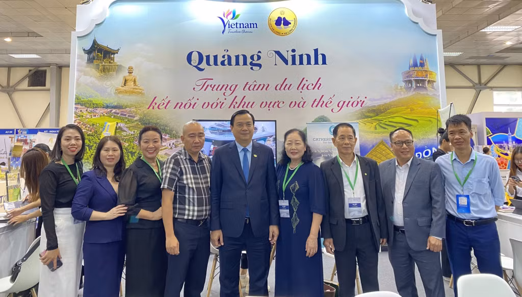 Ông Nguyễn Trùng Khánh, Cục trưởng Cục Du lịch quốc gia Việt Nam và đoàn xúc tiến của tỉnh Quảng Ninh chụp ảnh tại gian hàng của tỉnh Quảng Ninh. Ảnh: Trung tâm TTXTDL (Sở Du lịch Quảng Ninh)