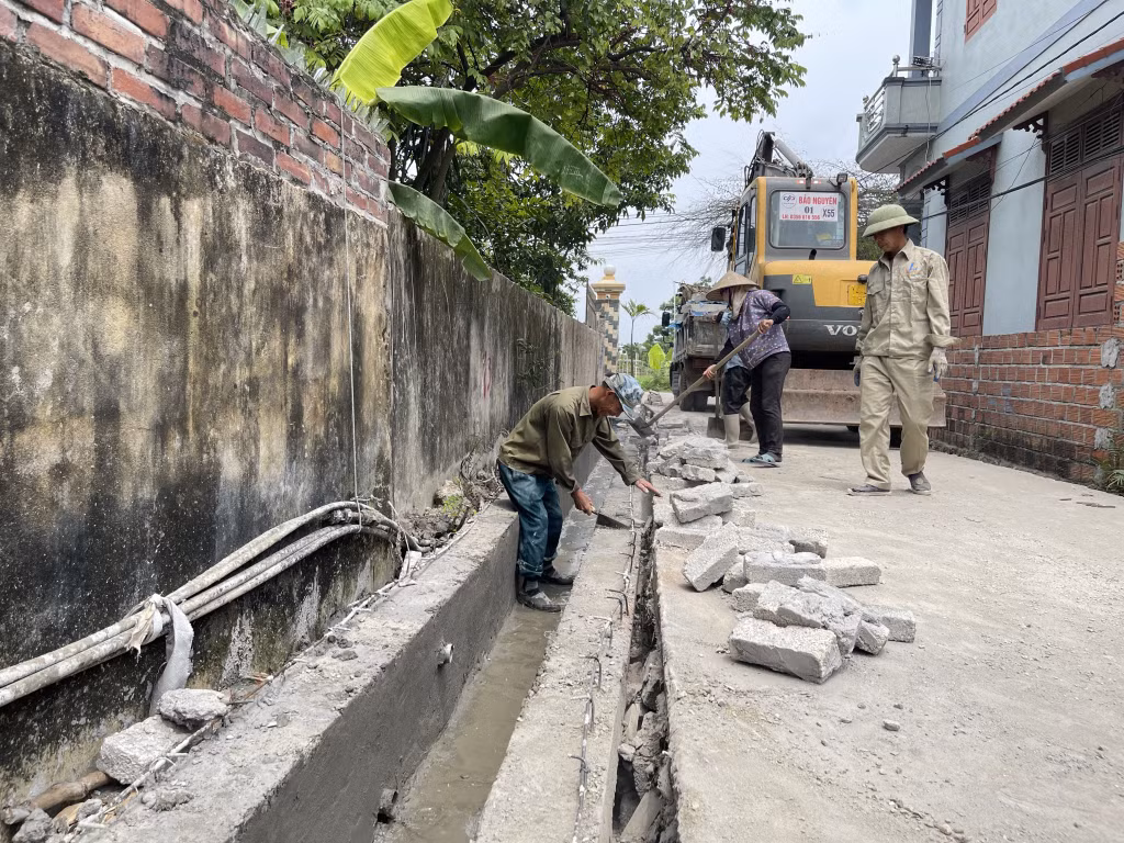 Người dân xã Hiệp Hòa (TX Quảng Yên) cùng góp sức xây dựng lại tuyến mương thoát nước trên địa bàn khu dân cư.